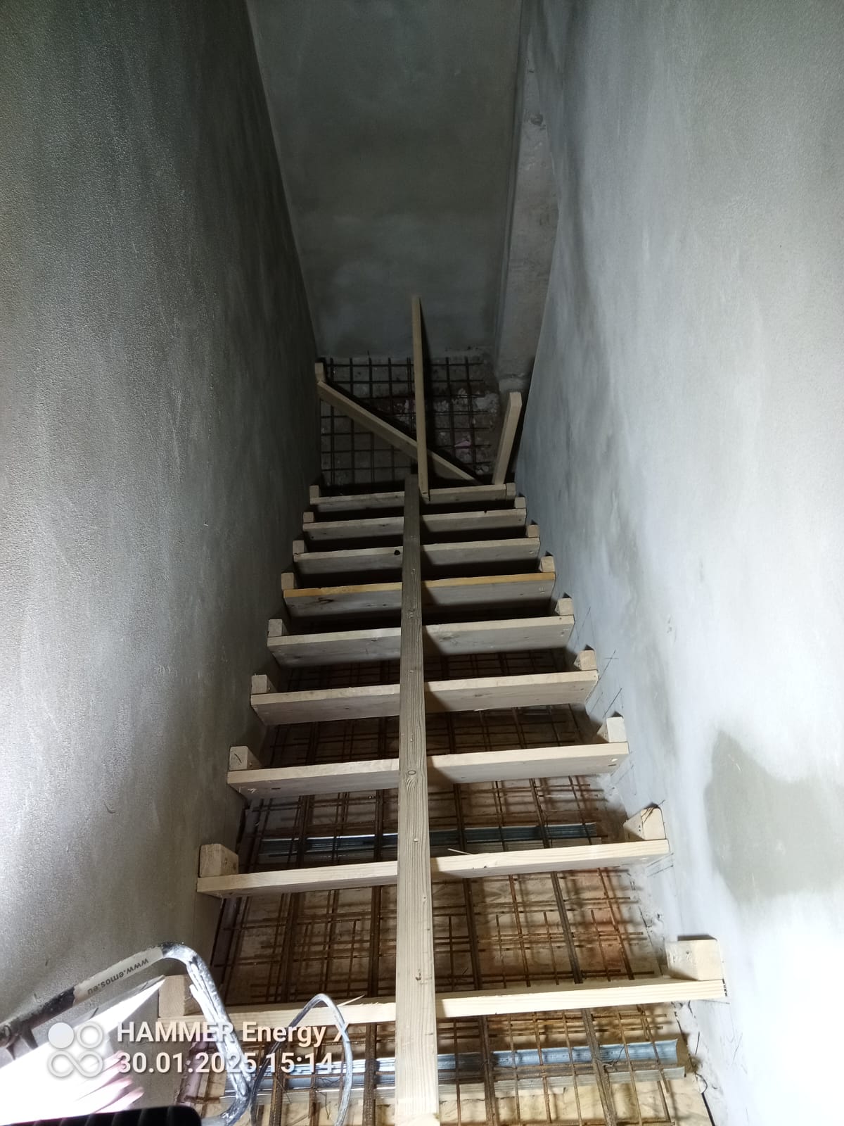 Bednění a armatura betonového schodiště před betonáží