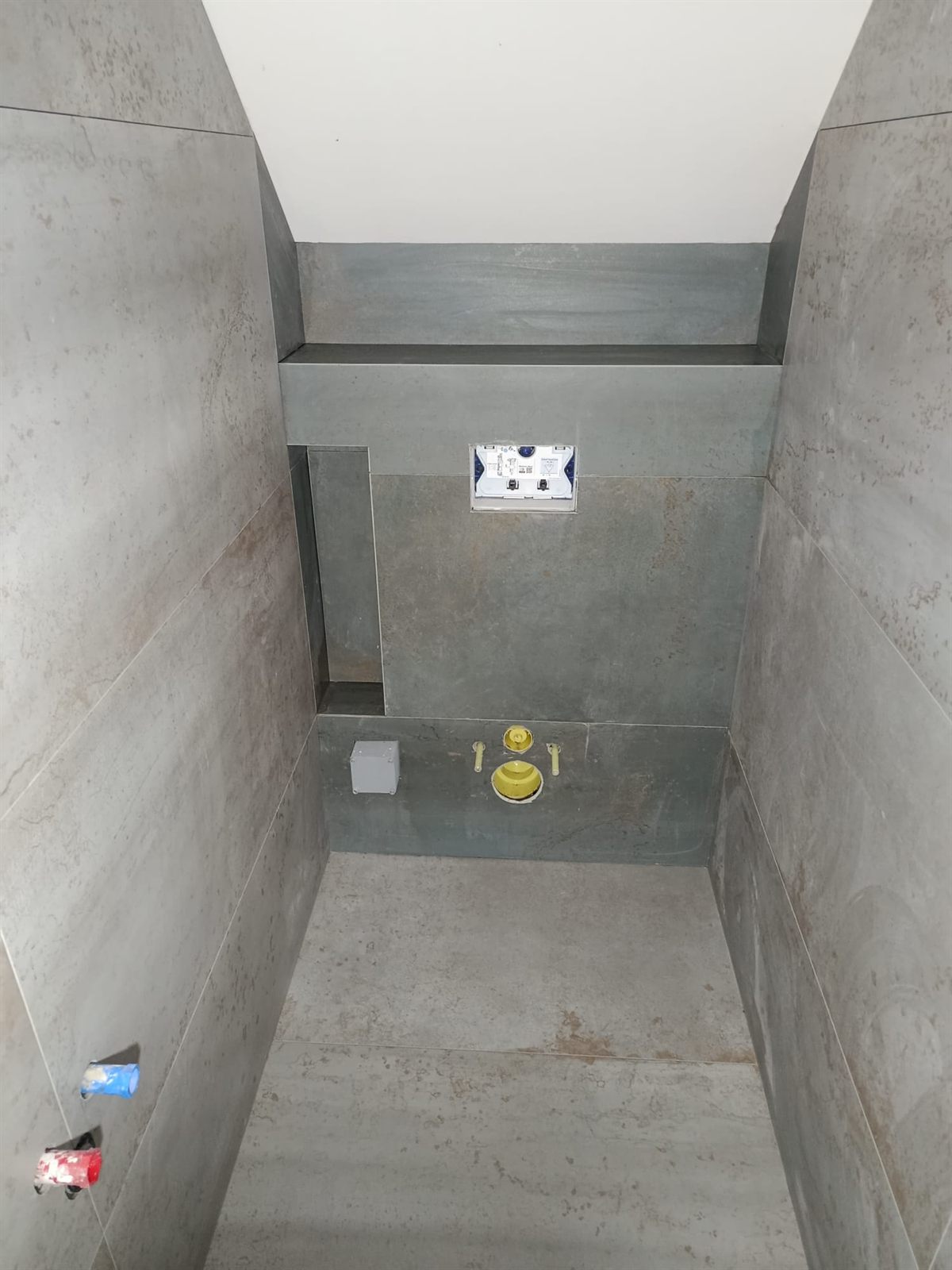 Obložené WC velkoformátovými deskami s předstěnovou instalací