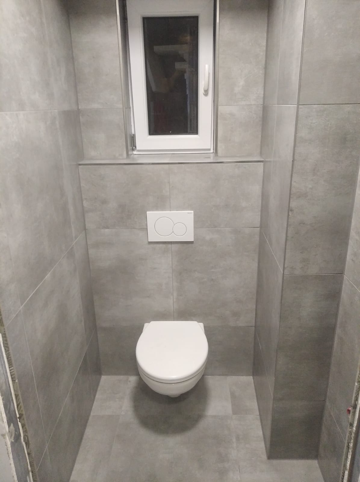 Dokončené WC se závěsnou mísou a obklady