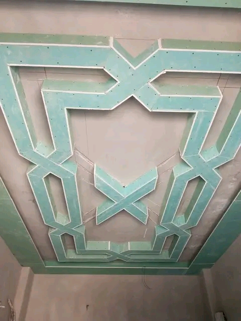 Dekorativní sádrokartonový podhled s geometrickým vzorem